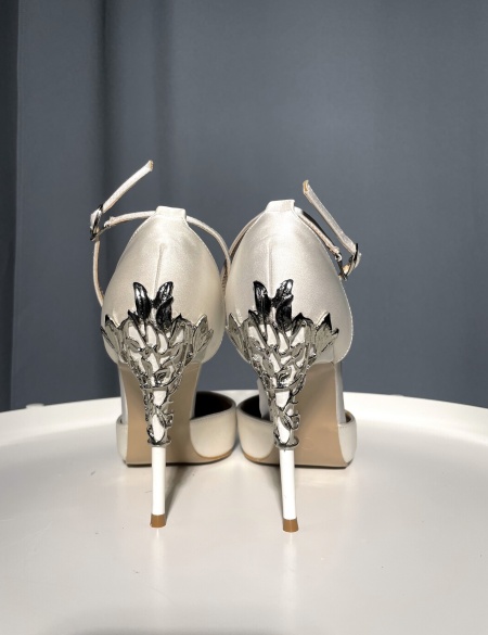 Атласные туфли с декором на каблуке