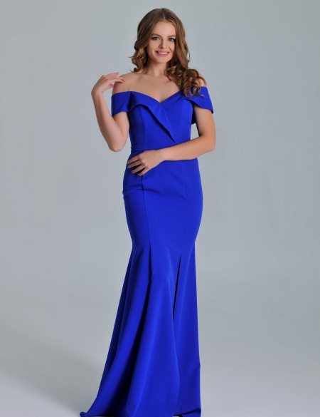 Синее платье по фигуре со спущенными плечами