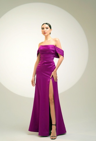 Фиолетовое атласное платье по фигуре с разрезом на ноге