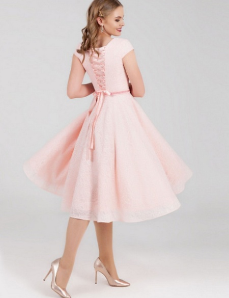 Розовое кружевное платье с поясом из страз и бантиком