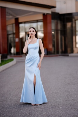 Голубое платье с корсетным верхом и разрезом на ноге