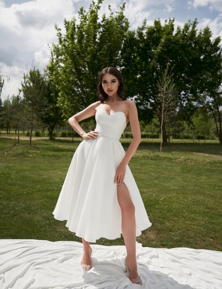 Платье миди из органзы со спущенными плечами и пояском