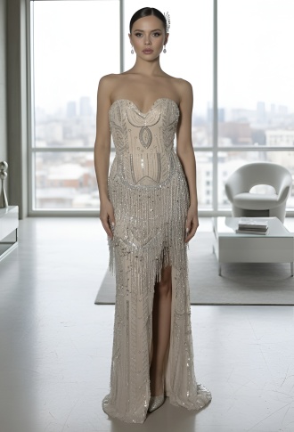 Бежевое платье бандо из бисера с разрезом на ноге