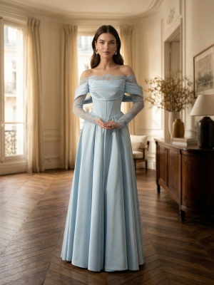 Голубое платье макси с открытыми плечами и рукавами