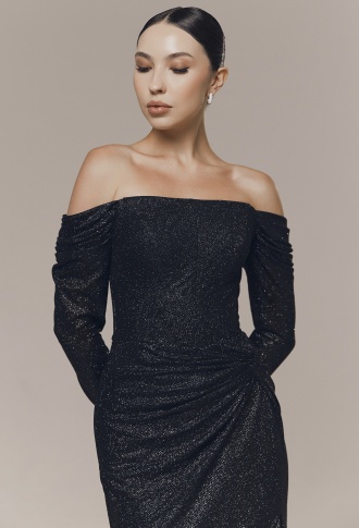 Черное блестящее платье миди с разрезом и рукавами