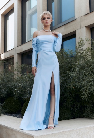 Голубое платье с рукавами и разрезом на ноге