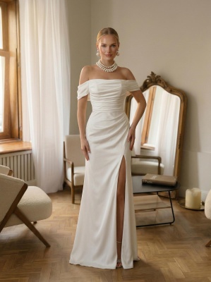 Белое блестящее платье по фигуре с разрезом на ноге и спущенными плечами