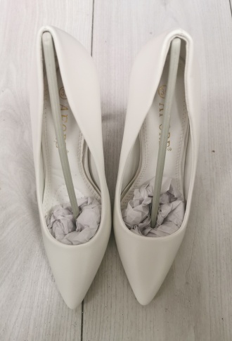 Белые туфли на невысоком каблуке