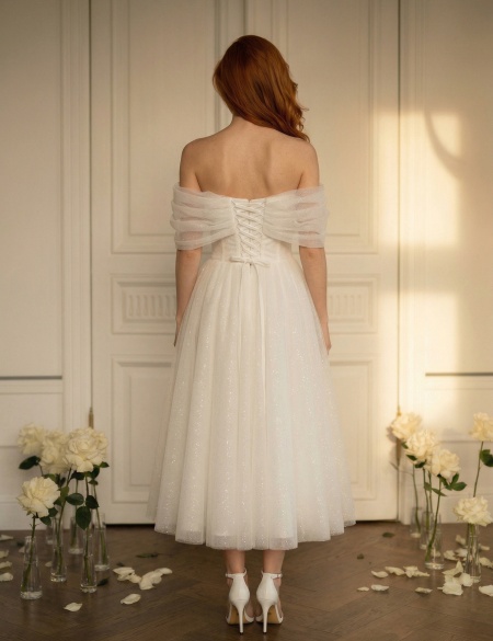 Белое блестящее платье миди со спущенными плечами