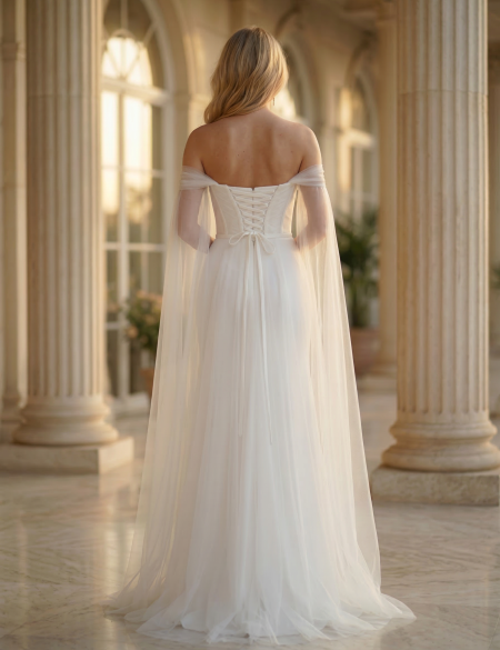 Белое блестящее платье по фигуре с длинными фатиновыми рукавами