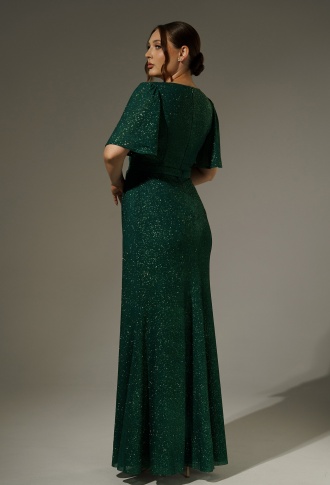 Изумрудное блестящее платье по фигуре с рукавами крыло