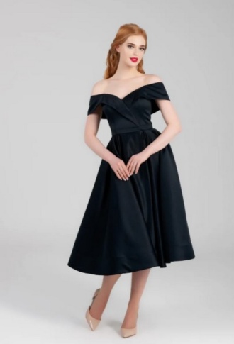 Черное атласное платье миди со спущенными плечами