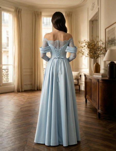 Голубое платье макси с открытыми плечами и рукавами