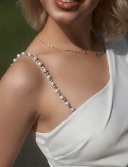 Платье мини с одним рукавом и жемчужным пояском