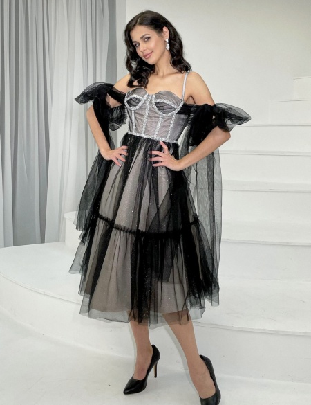 Чёрно-бежевое фатиновое платье миди с алмазными вставками