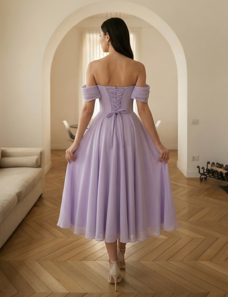Лавандовое платье со спущенными плечами а-силуэт