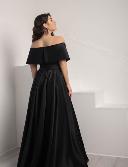 Чёрное атласное платье с разрезом на ноге и спущенными плечами