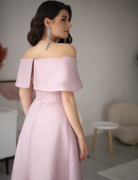 Розовое блестящее платье с разрезом на ноге и спущенными плечами