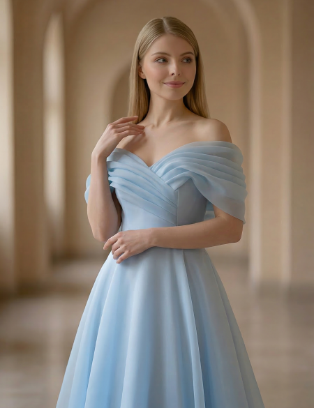 Голубое платье из органзы с объемными спущенными плечами