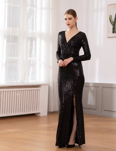 Черное платье из пайеток с разрезом на ноге и длинными рукавами