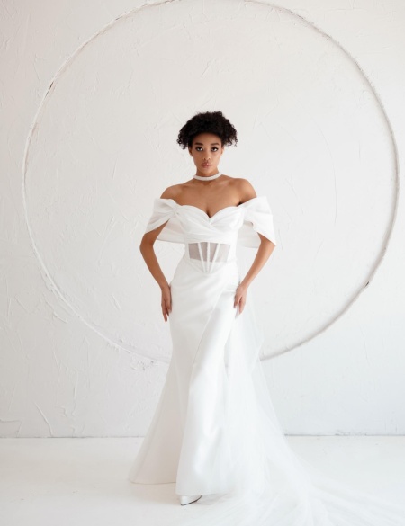 Белый корсет и юбка с разрезом на ноге