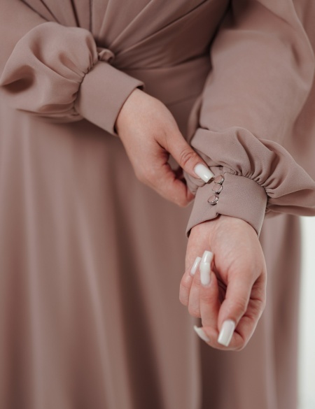 Шифоновое платье с длинными рукавами и декольте - Тауп