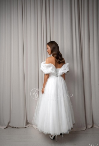 Белое платье миди с фатиновой оборкой