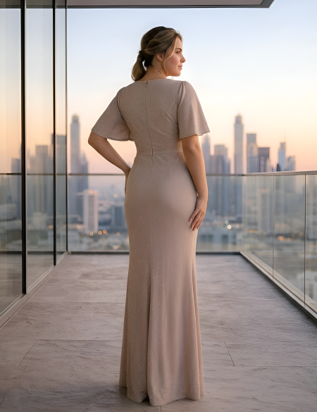 Пудровое блестящее платье по фигуре с рукавами крыло