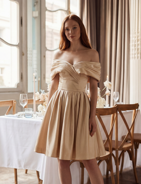 Бежевое атласное платье мини с объемными спущенными плечами