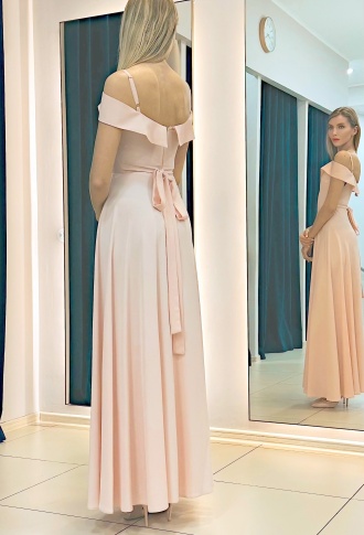 Персиковое платье со спущенными плечами и разрезом на ноге