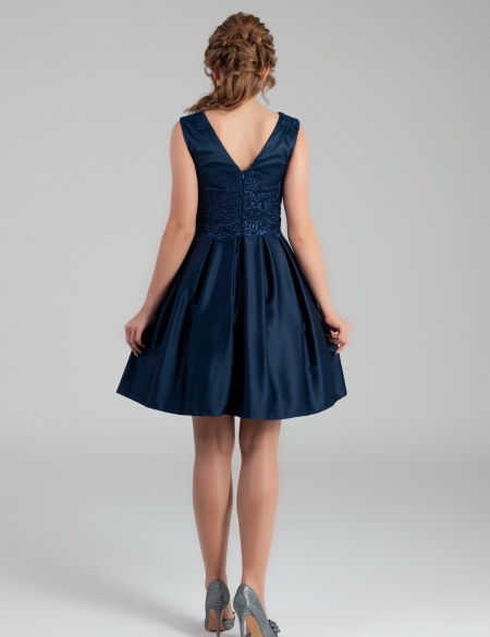 Темно-синее атласное платье с кружевным верхом