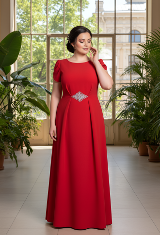 Красное платье по фигуре с небольшим рукавом и брошь на талии