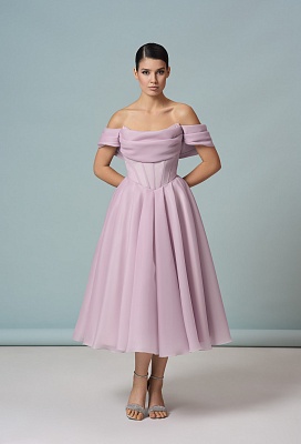 Пудровое платье со спущенными плечами а-силуэт