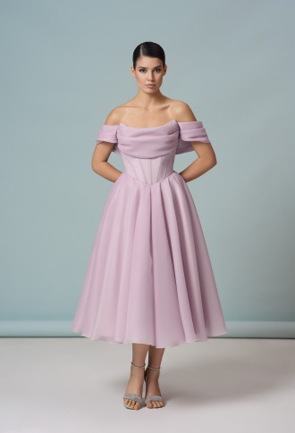 Пудровое платье со спущенными плечами а-силуэт