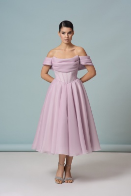 Пудровое платье со спущенными плечами а-силуэт