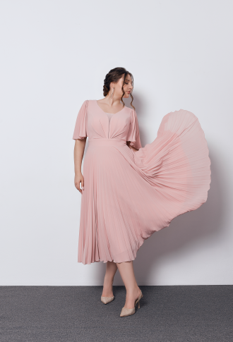 Розовое платье миди с плиссированной юбкой и рукавами-крылышками