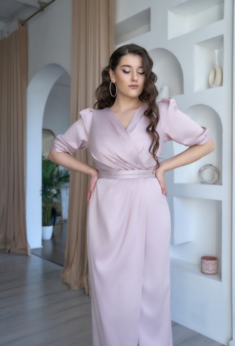 Пудровое прямое платье с запахом и рукавами 3/4