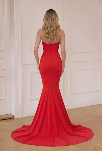Красное платье с лямками бандо с разрезом на ноге и шлейфом