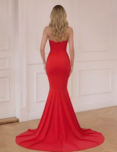 Красное платье с лямками бандо с разрезом на ноге и шлейфом