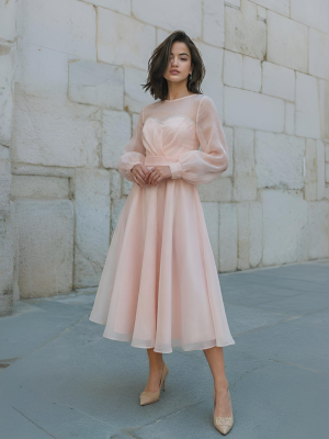 Бежевое платье миди из органзы с разрезом на ноге и длинными рукавами