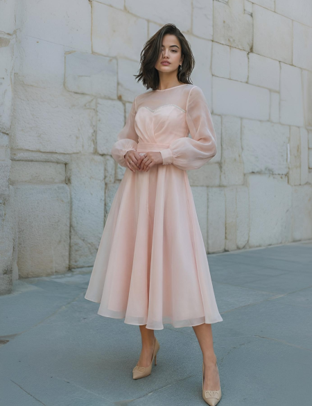 Бежевое платье миди из органзы с разрезом на ноге и длинными рукавами