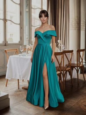 Атласное платье с разрезом на ноге и спущенными плечами