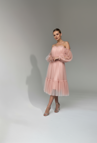 Пудровое платье миди с пышными рукавами