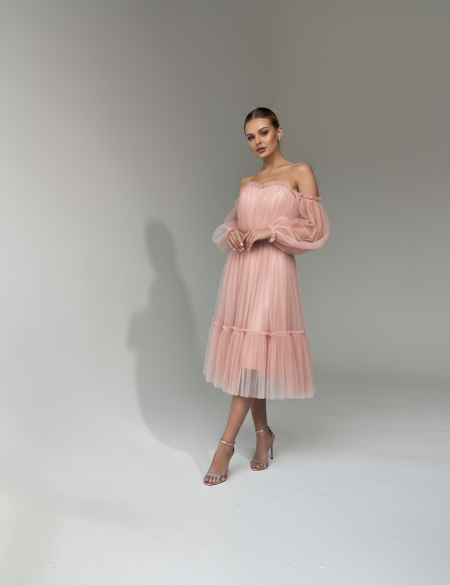 Пудровое платье миди с пышными рукавами