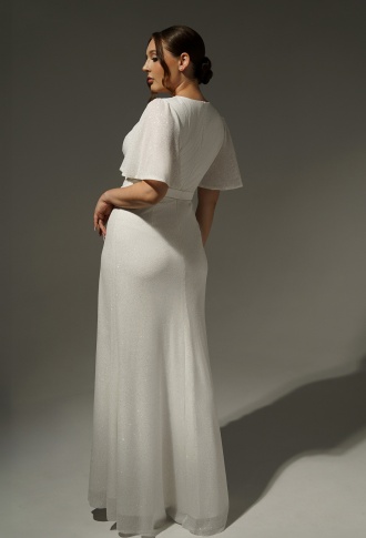 Белое блестящее платье по фигуре с рукавами крыло