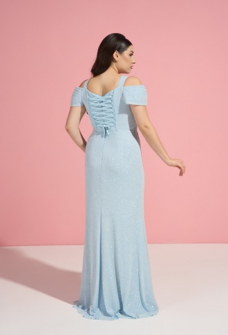 Голубое блестящее платье со спущенными плечами и разрезом на ноге