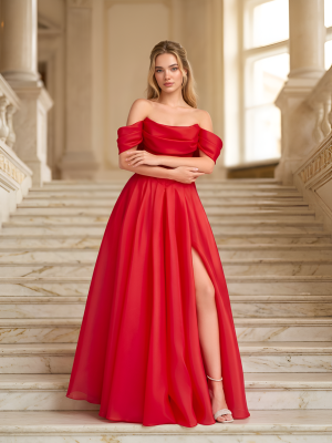 Красное платье со спущенными плечами и разрезом на ноге а-силуэт