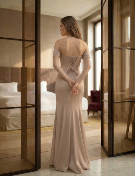 Бежевое атласное платье на корсете