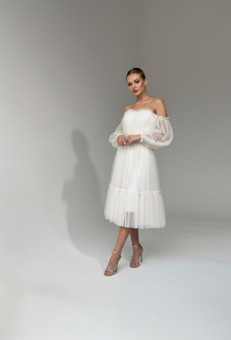 Белое платье миди с пышными рукавами