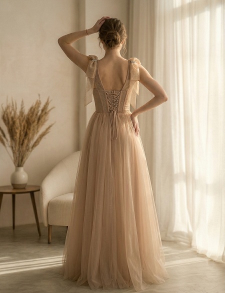 Бежевое фатиновое платье с блестящим верхом и бантиками